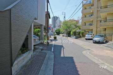 敷地東側の前面道路