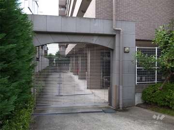 駐車場の入口にはリングシャッターが設置されています。