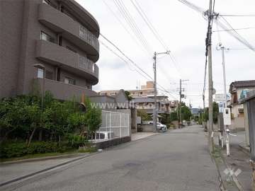 敷地北側の前面道路は旧有馬街道です。