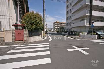 敷地西側の前面道路