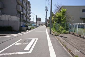 敷地西側の前面道路(北側から)