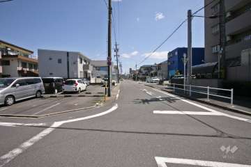 敷地北側の前面道路(西側から)