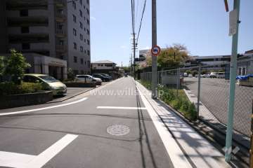 敷地西側の前面道路（北側から））