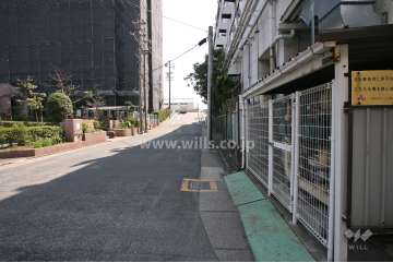 敷地西側の前面道路
