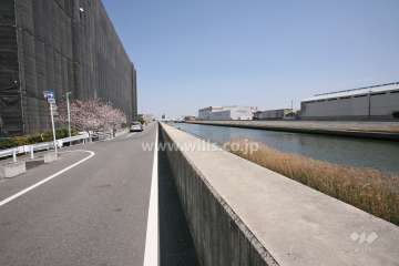 敷地の南側には、山崎川が流れています。南西に流下し名古屋港へと注ぐ二級河川です。