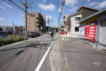 敷地南側の前面道路（東側から）
