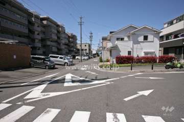敷地北側の前面道路（東側から）