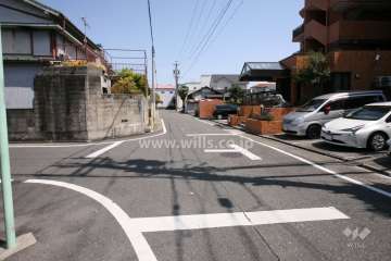 敷地北側の前面道路
