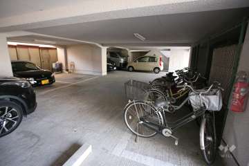 駐輪場と駐車場（屋内平面式）