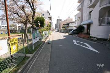 敷地北側の前面道路。道を挟んで『豊門町公民会どんぐりひろば』があります。