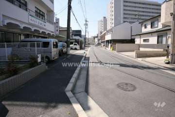 敷地西側の前面道路
