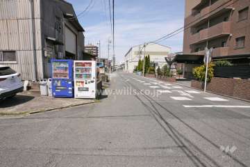 敷地南西側の前面道路（南東側から）