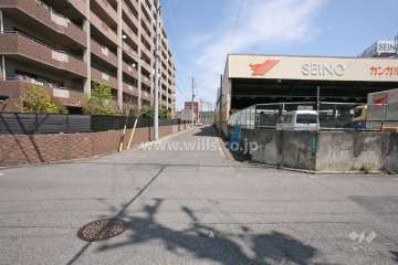 敷地南東側の前面道路（南西側から）
