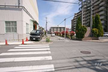 敷地北西側の前面道路（南西側から）