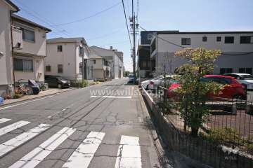 敷地北東側の前面道路(北西側から)