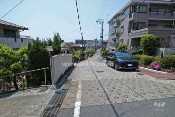 敷地東側の前面道路(北側から)
