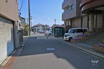 敷地東側の前面道路(北側から)