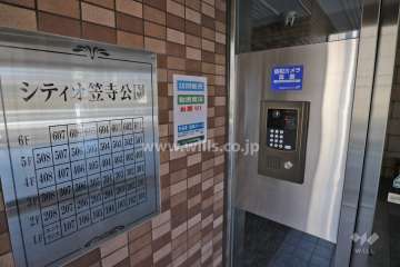オートロックと案内板