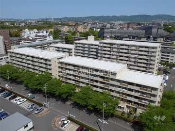 南東側から見たパストラル千里全体。手前がB棟、奥がA棟です。