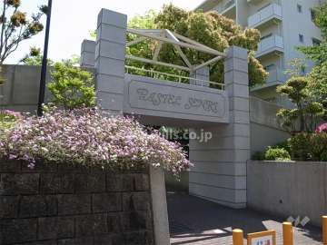 アーチが付いた敷地入口