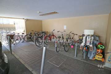 屋内に設けられた駐輪場