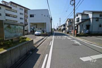 敷地西側の前面道路（北側から）