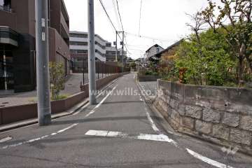 敷地北側の前面道路（東側から）