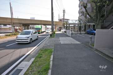 敷地北東側の前面道路（北西側から）