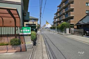 敷地南西側の前面道路(南東側から)