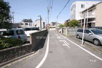 敷地北側の前面道路（東側から）