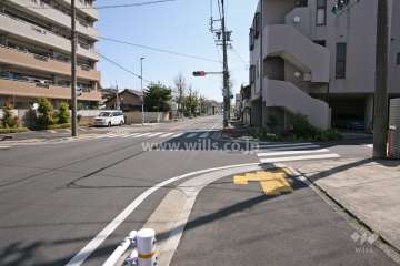 敷地南側の前面道路（西側から）