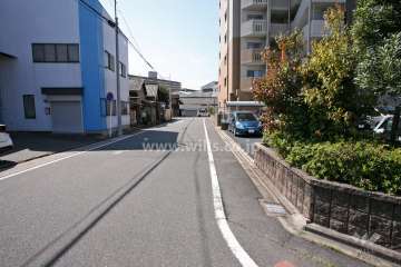 敷地東側の前面道路（北側から）