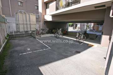 敷地内駐車場（屋外平面式）と駐輪場