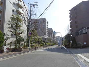 敷地西側の前面道路
