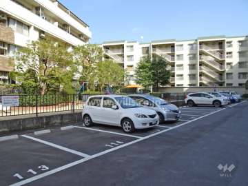 敷地内駐車場（屋外平面式）　すぐ横に「亥の子谷遊園」があります。