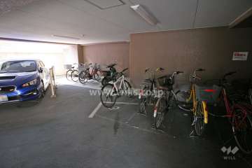 屋内に設けられた駐輪場
