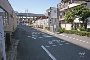 駐車場出入り口(バーゲート付き）