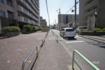 敷地北東側の前面道路(北西側から）
