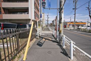 敷地東側の前面道路(南側から)