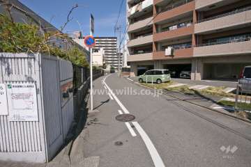 敷地南西側の前面道路(南東側から)
