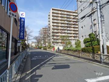 敷地西側の前面道路