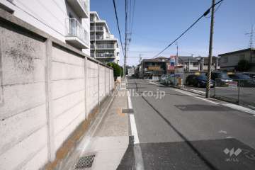 敷地東側の前面道路（南側から）
