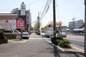 敷地西側の前面道路