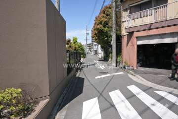 敷地北側の前面道路（東側から）