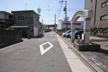 敷地東側の前面道路（北側から）