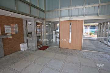 エントランスはオートロック付きです。