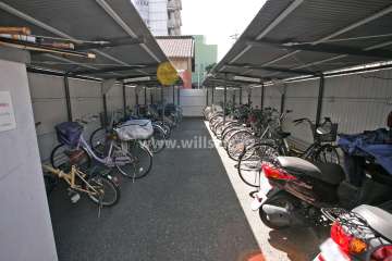 駐輪場とバイク置き場