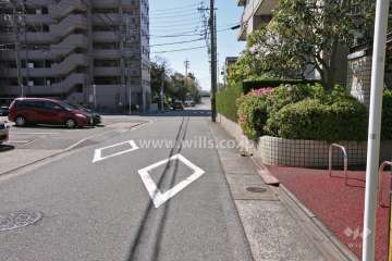 敷地東側の前面道路(北側から)