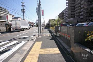 敷地北側の前面道路（西側から）