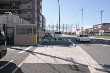 敷地西側の前面道路（北側から）
